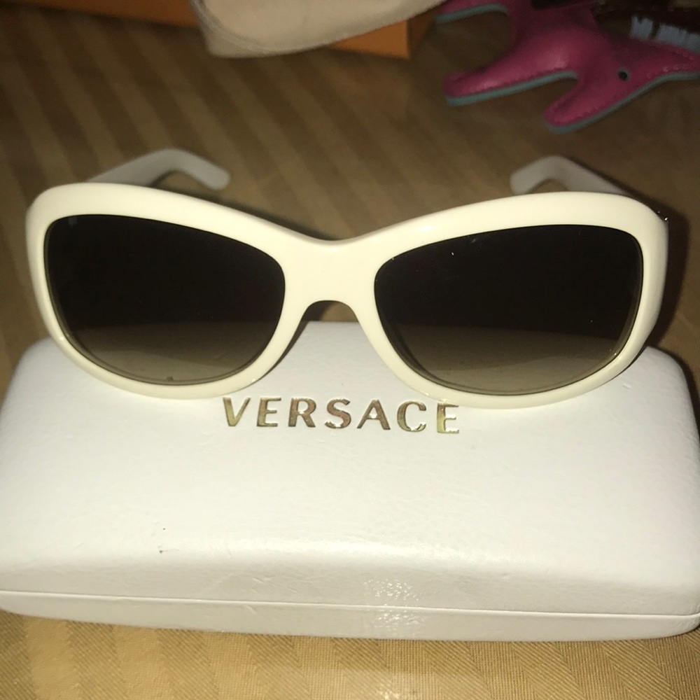 💯 Authentic Valentino sunglasses